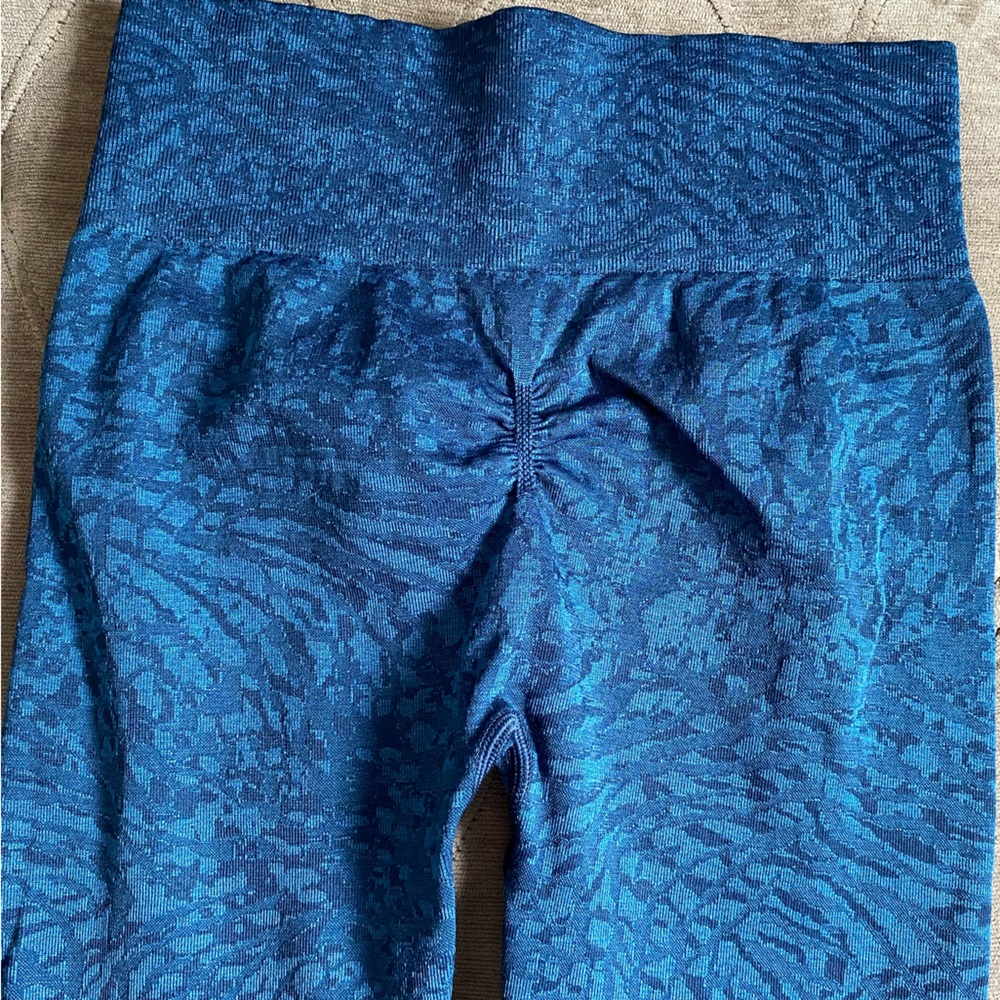 Gymshark Matching Two-Piece Active Set - Picture 8 of 9